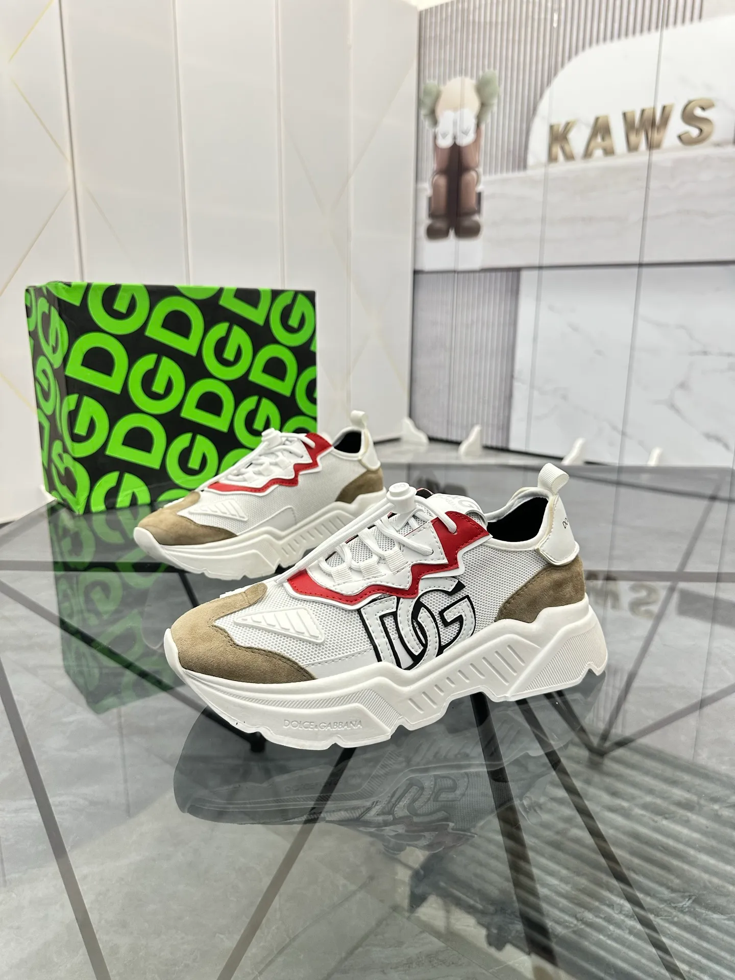Men's shoes: 💰P480¥ Product trademark: DG "Dolce & Gabbana" low-top casual shoes Regular size: 35-44 (45.46 can be customized) Couple style Product materials: Upper imported cowhide stitching original material, breathable lining, original outsole. Number: 803